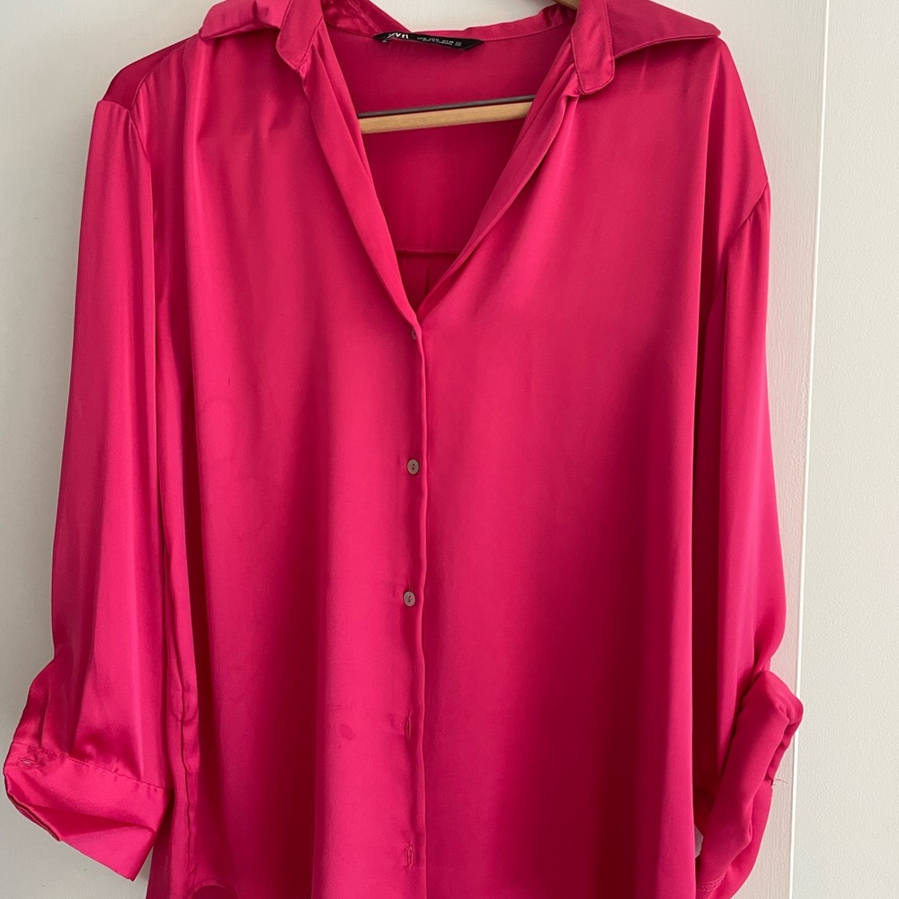ZARA satin effect oversized button down M. Faint stain. Spring 2022.
